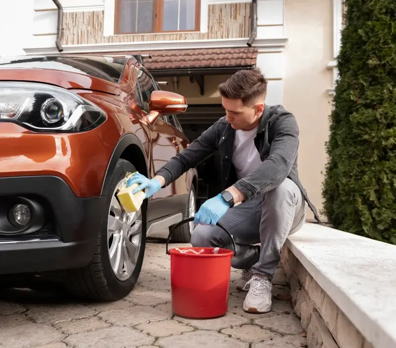 Lavage auto à domicile Condamine : professionnel intervenant sur un véhicule